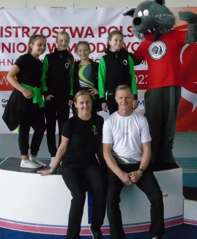 Nad rozwojem dzieci czuwają jedni z najlepszych Trenerów w Polsce: m.in. Galina Lebedeva: Mistrzyni Świata, 4-krotna Mistrzyni Europy, wielokrotna medalistka Pucharu Świata w skokach na trampolinie oraz Janusz Kruk, którego podopieczni już wielokrotnie osiągali spektakularne sukcesy w Mistrzostawach Polski a także na arenie międzynarodowej.